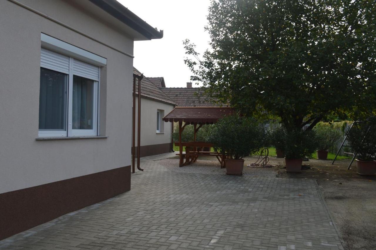 Bettina Vendeghaz Apartment Kiskoros Luaran gambar