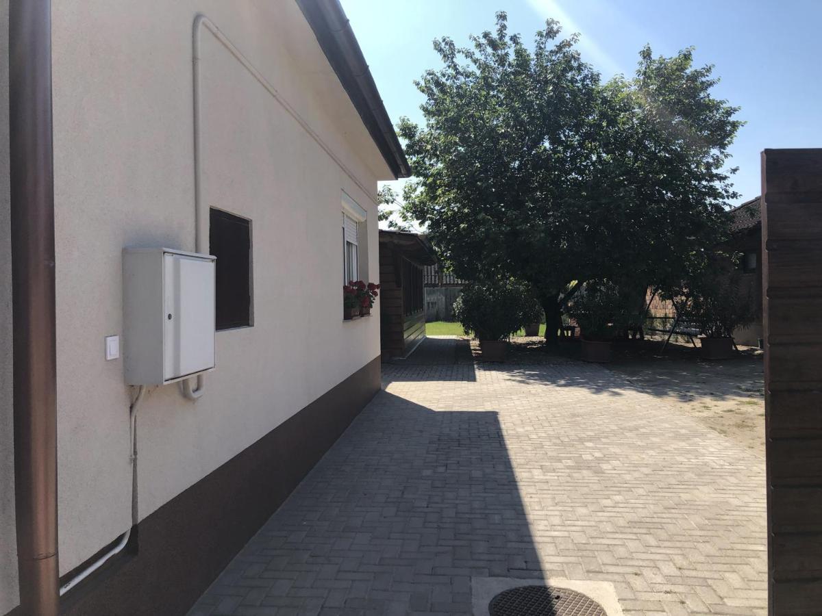 Bettina Vendeghaz Apartment Kiskoros Luaran gambar